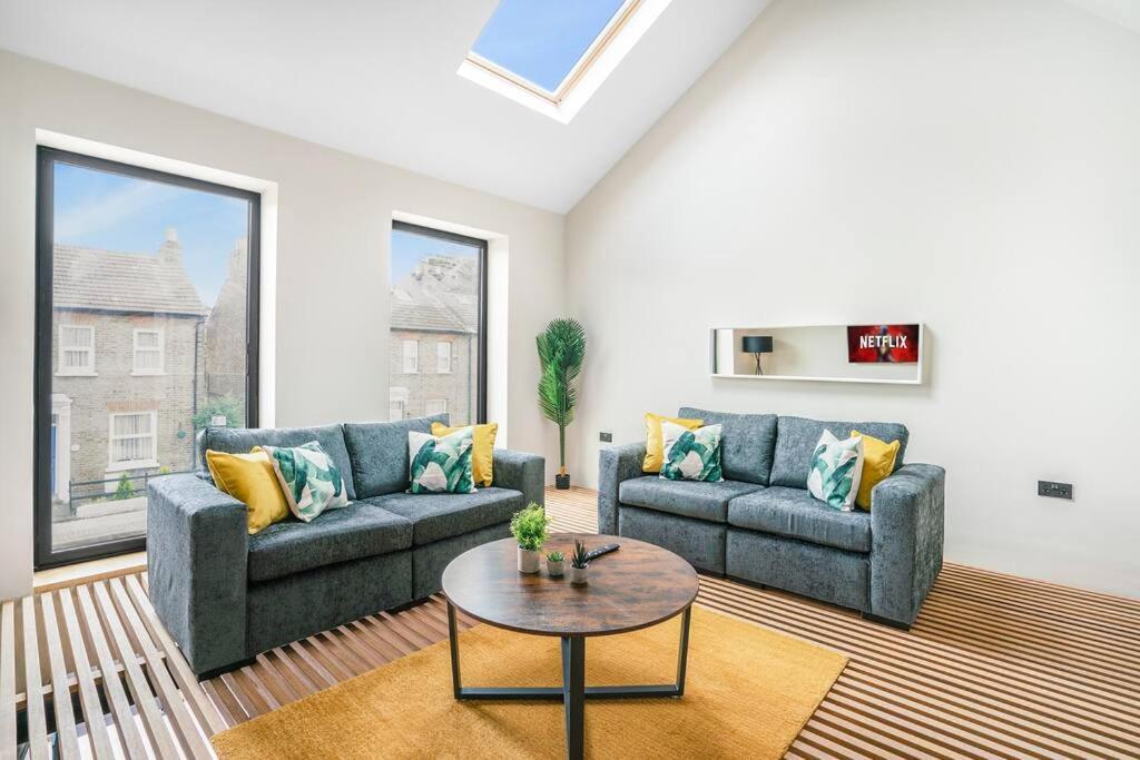 Tottenham Retreat: 4-Bed Family Haven with Games & Parking Apartment London Exterior photo