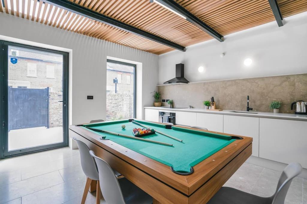 Tottenham Retreat: 4-Bed Family Haven with Games & Parking Apartment London Exterior photo