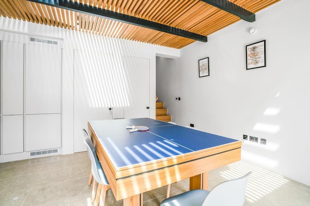 Tottenham Retreat: 4-Bed Family Haven with Games & Parking Apartment London Exterior photo